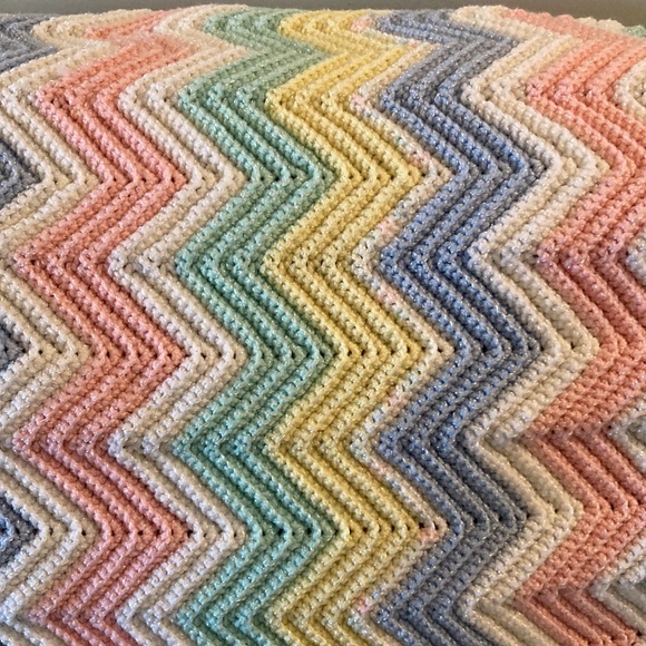 Hand crocheted baby blanket, pastel colors - Picture 2 of 2